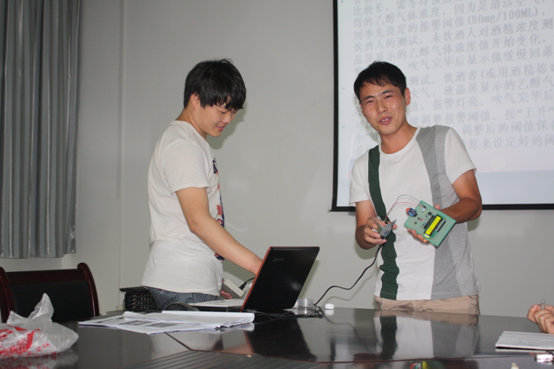 圖4：劉偉偉🚴🏽、孟維康同學向專家匯報展示大學生創新的成果